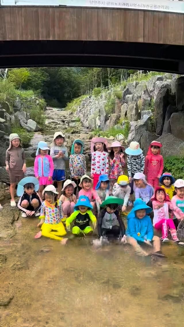 청학밸리 계곡에서 물놀이하는 샛별유치원 아이들
